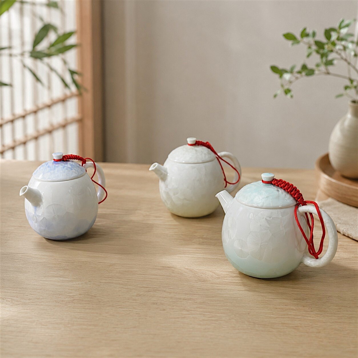 結晶釉茶壺|窗光下的釉色 AI 情境圖