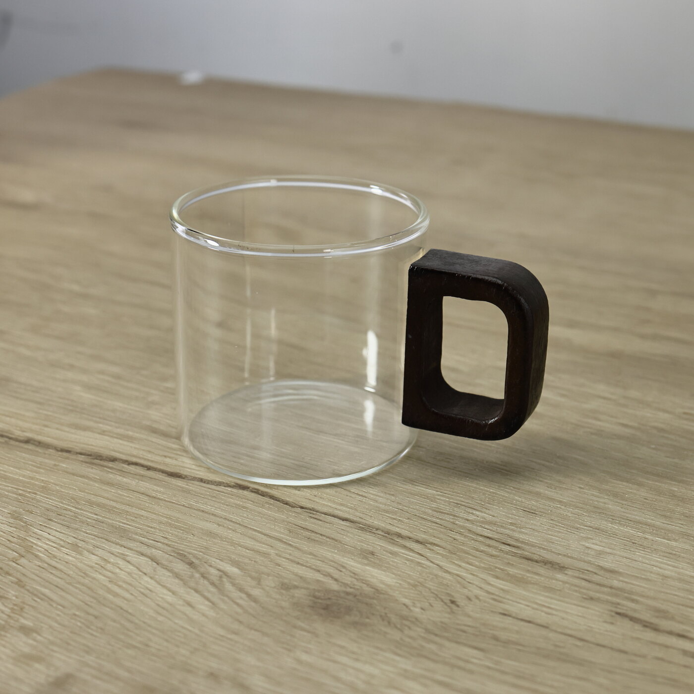 木把玻璃杯｜空杯注入一杯茶 原始照