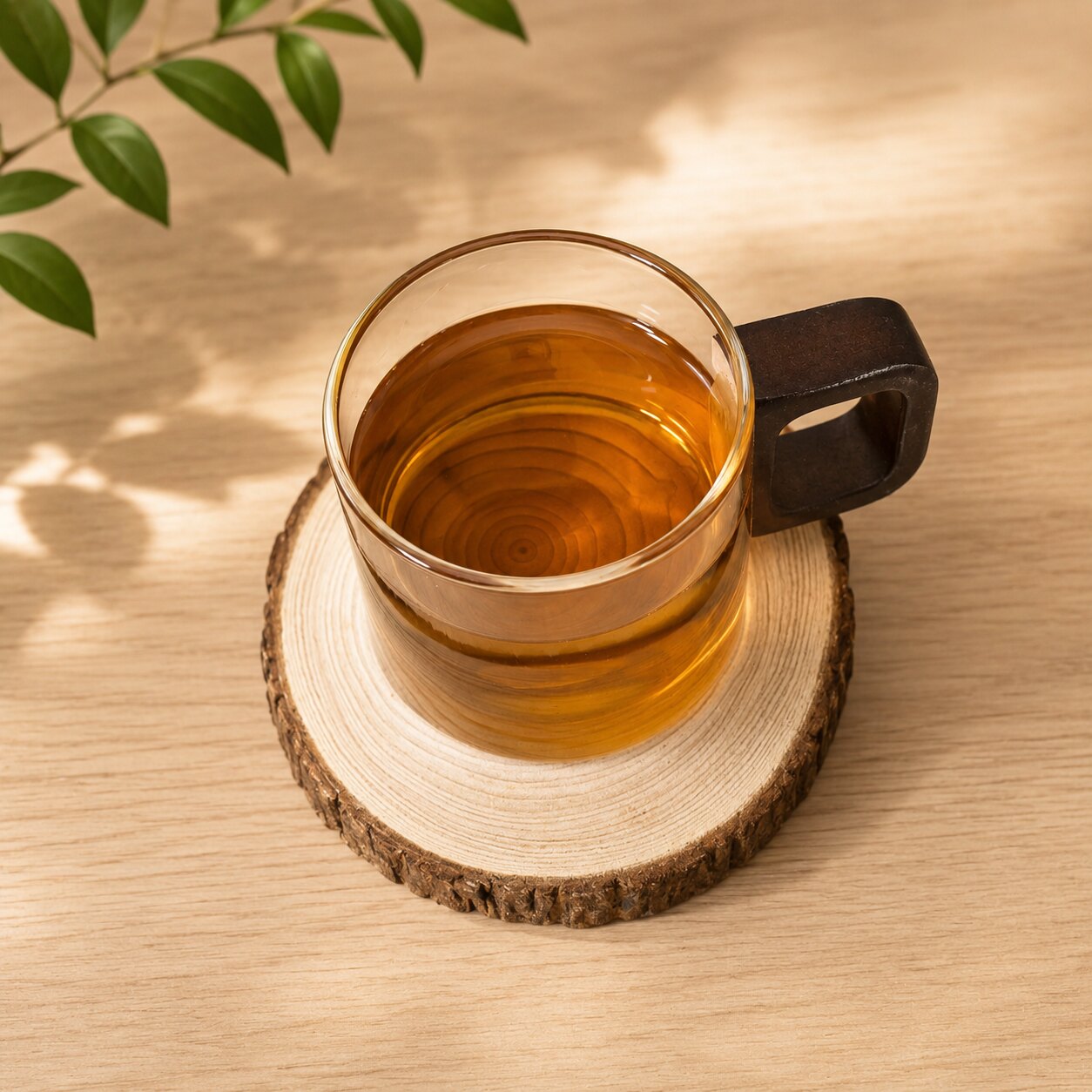 木把玻璃杯|空杯注入一杯茶 AI 情境圖